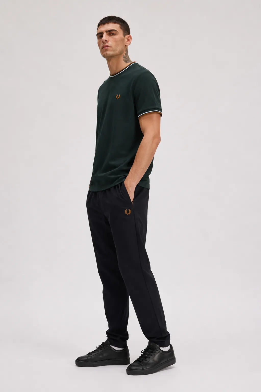 Fred Perry Camiseta Hombre Ribetes Verde 78C Who killed Bambi?