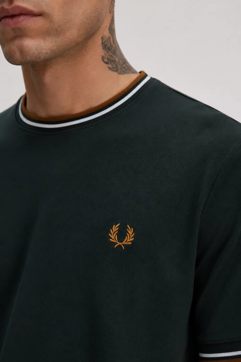 Fred Perry Camiseta Hombre Ribetes Verde 78C Who killed Bambi?