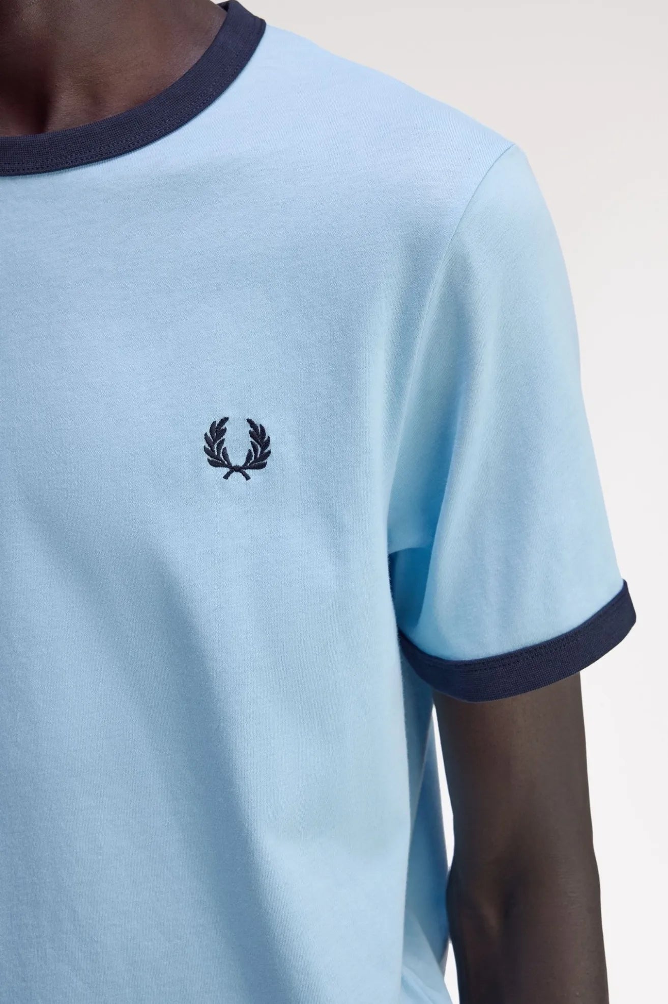 Fred Perry Camiseta Hombre Ringer Azul Who killed Bambi?