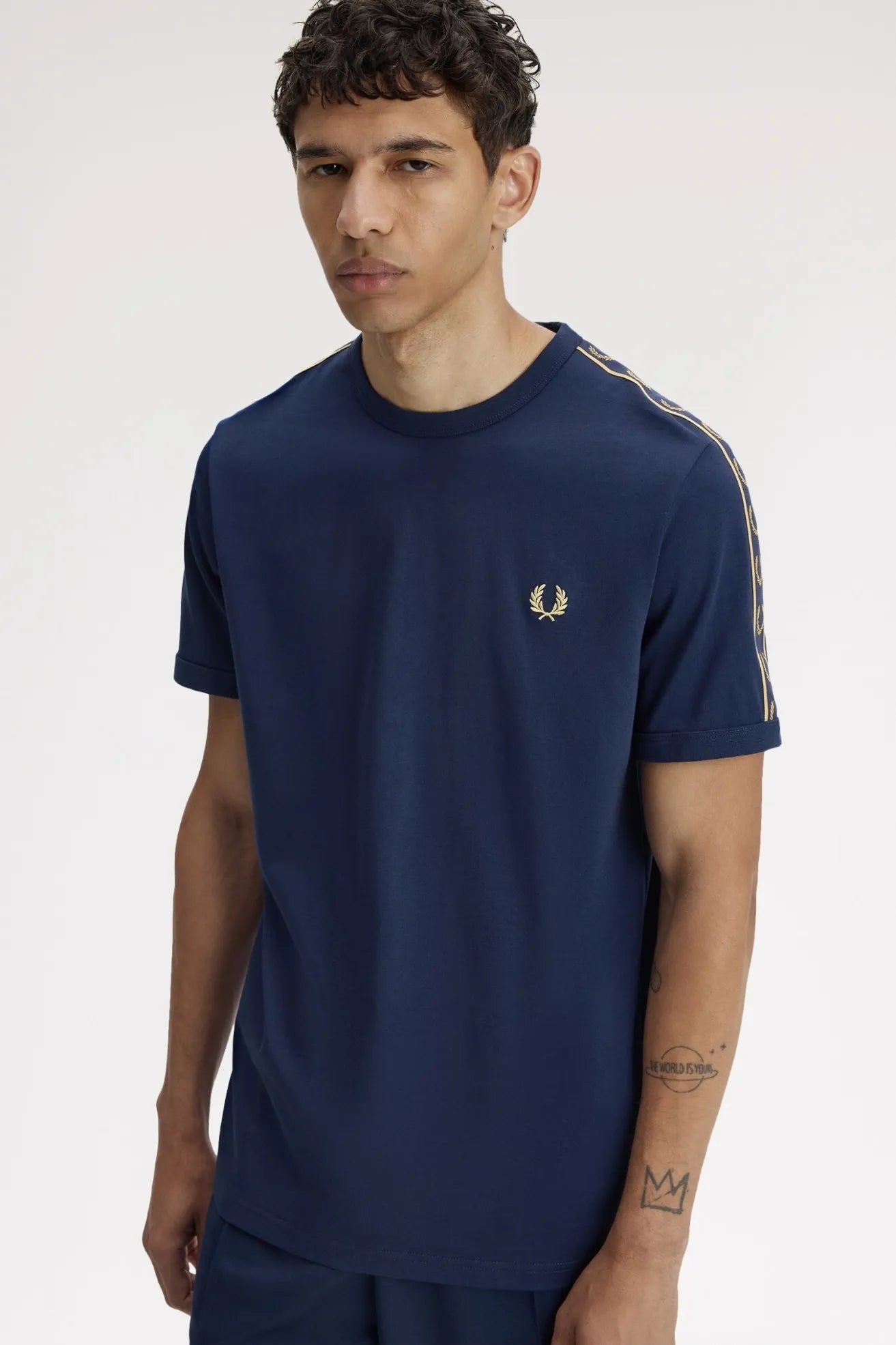 Fred Perry Camiseta Hombre Ringer Banda M4613 Azul 91A Who killed Bambi?