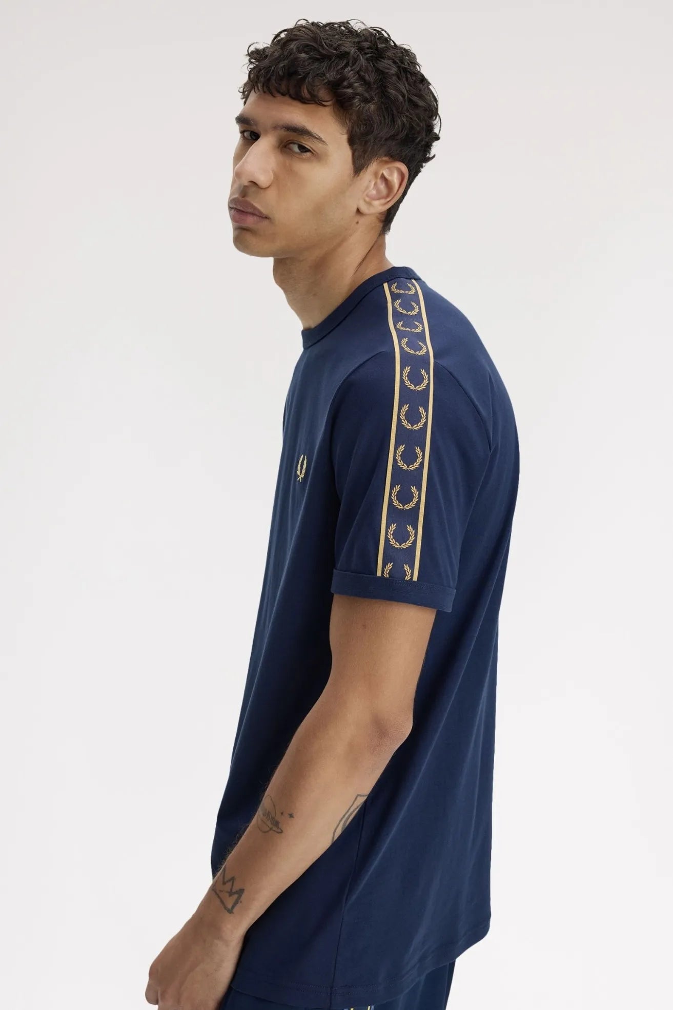 Fred Perry Camiseta Hombre Ringer Banda M4613 Azul 91A Who killed Bambi?