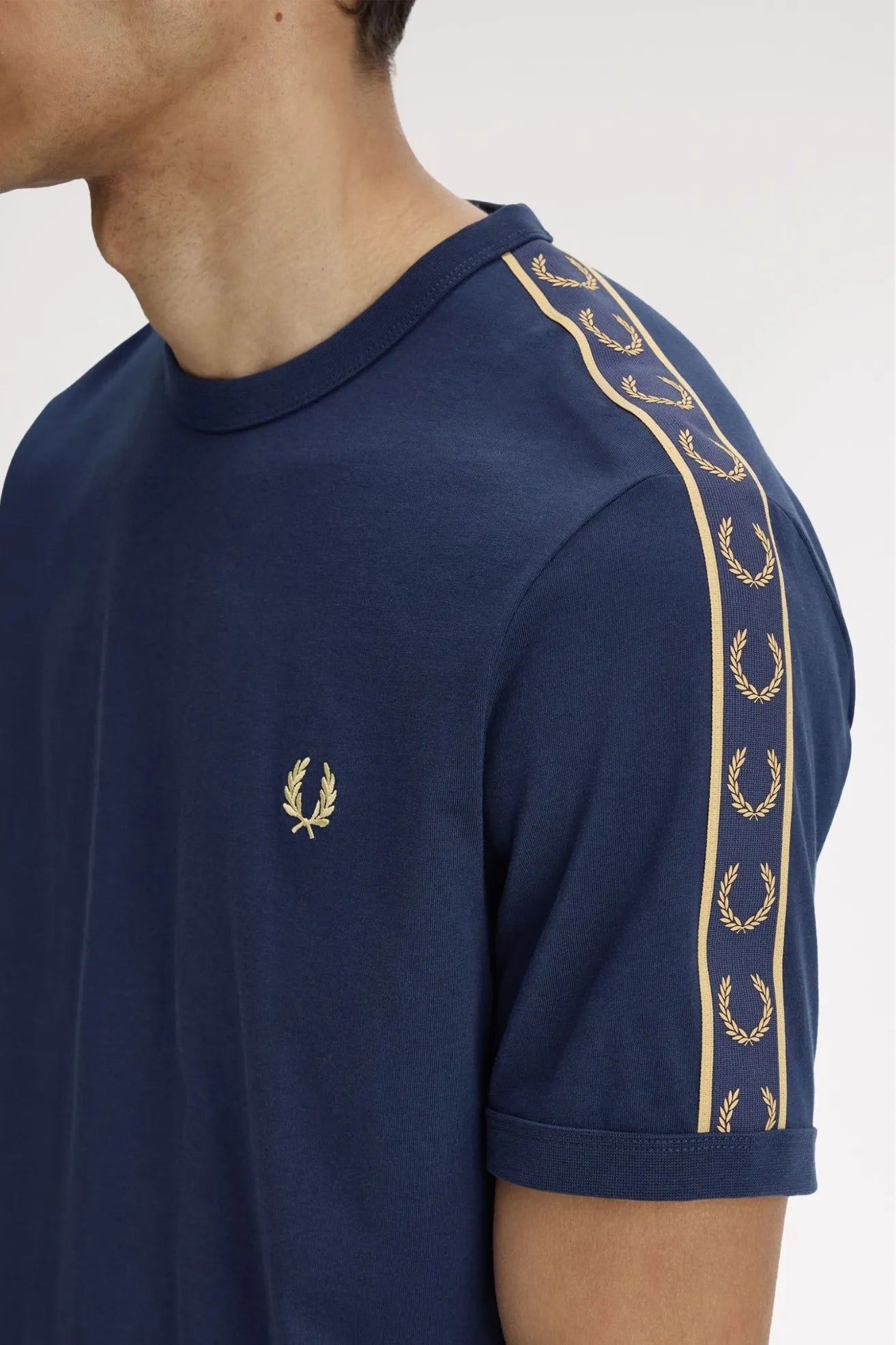 Fred Perry Camiseta Hombre Ringer Banda M4613 Azul 91A Who killed Bambi?