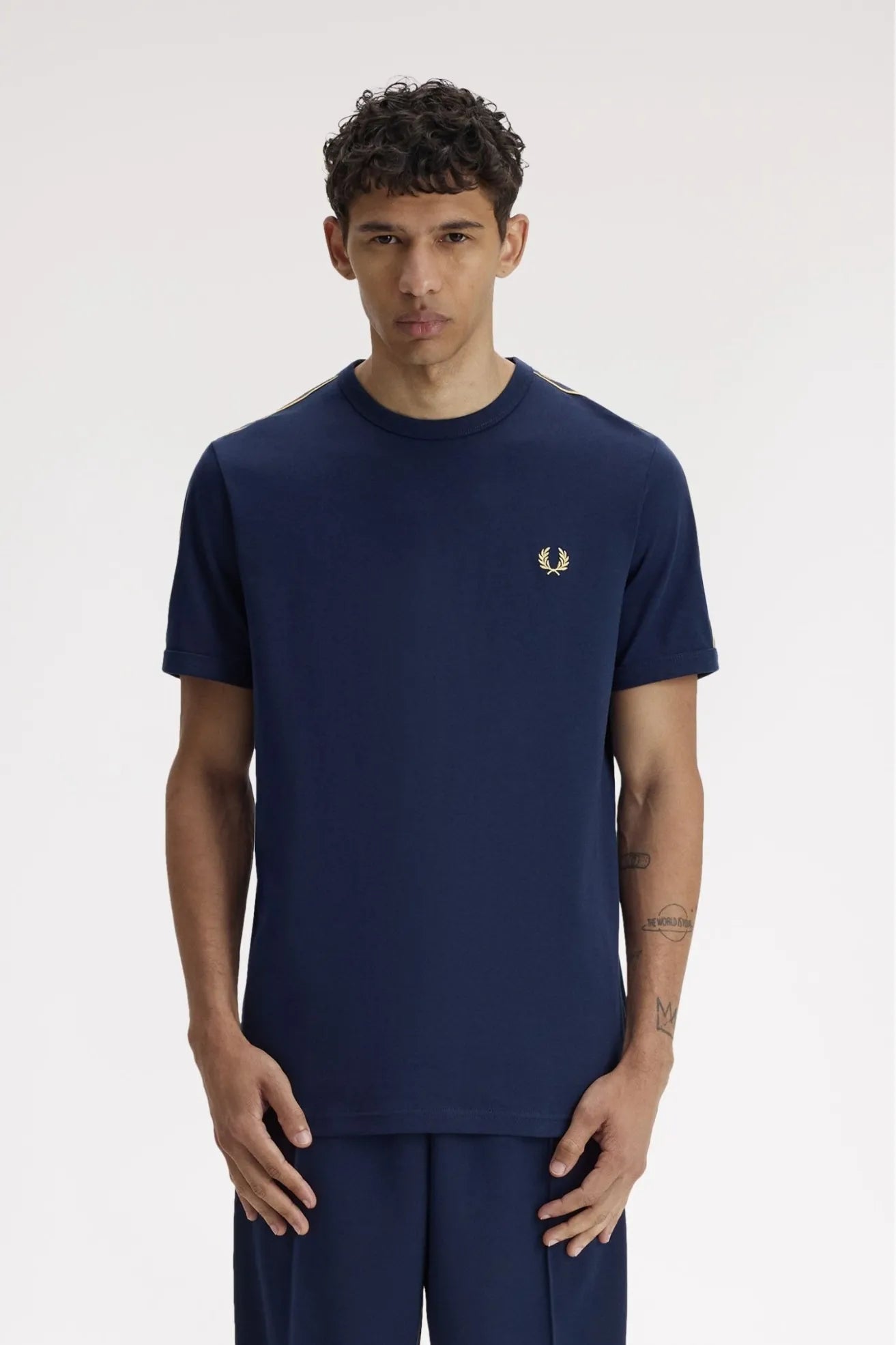 Fred Perry Camiseta Hombre Ringer Banda M4613 Azul 91A Who killed Bambi?