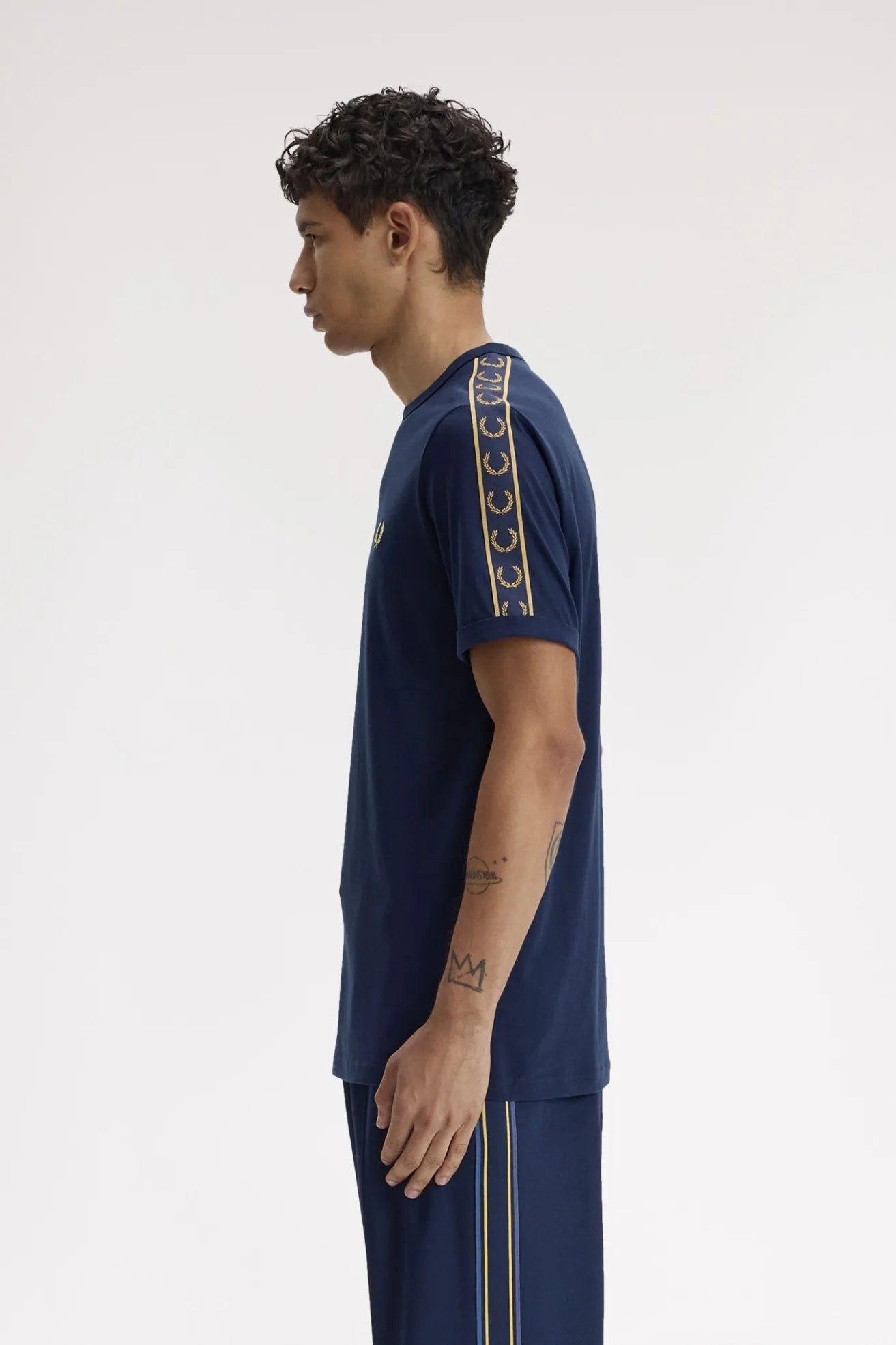 Fred Perry Camiseta Hombre Ringer Banda M4613 Azul 91A Who killed Bambi?