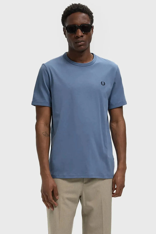 Fred Perry Camiseta Hombre Ringer M3519 Azul Claro Who killed Bambi?