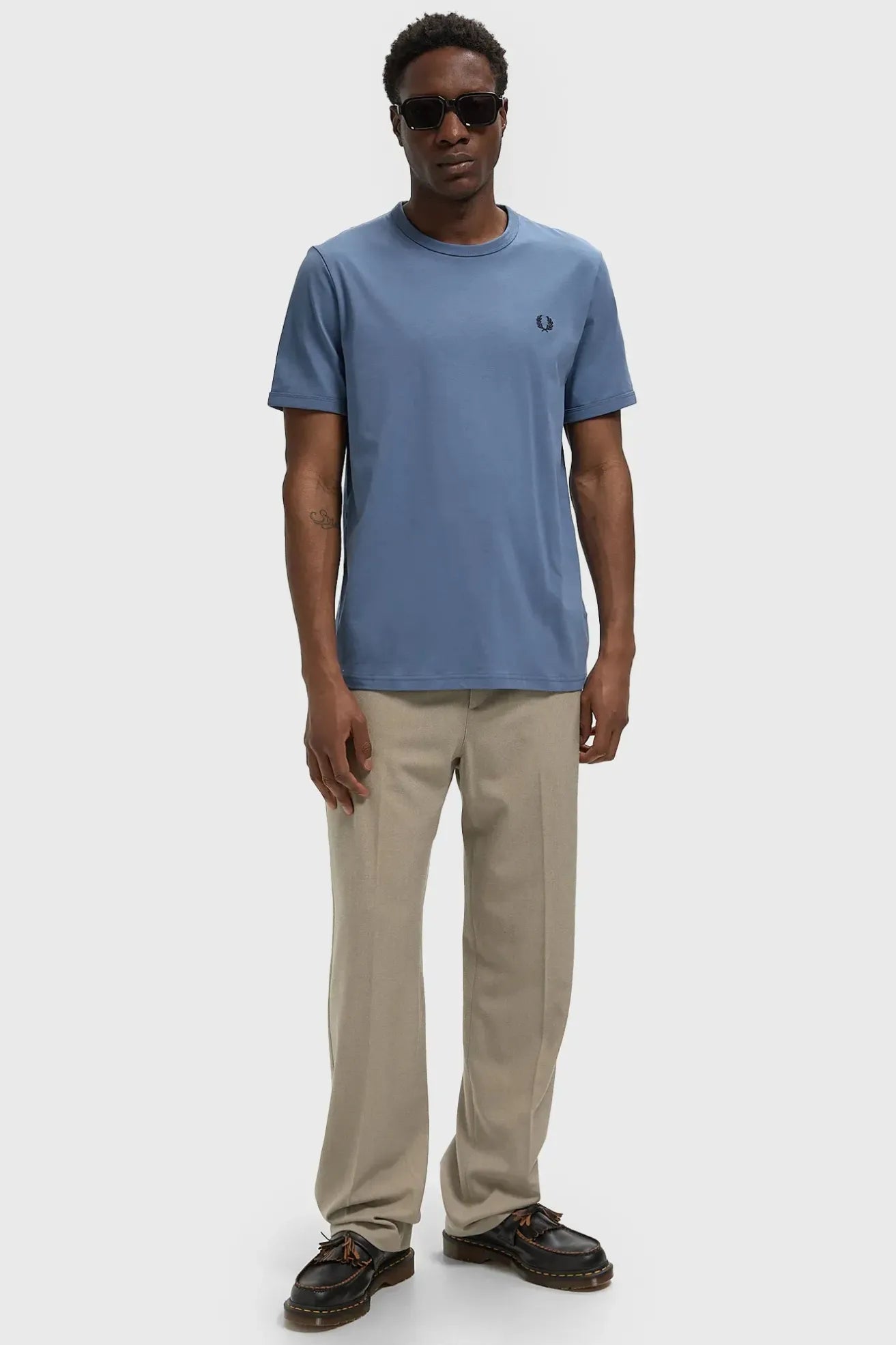 Fred Perry Camiseta Hombre Ringer M3519 Azul Claro Who killed Bambi?