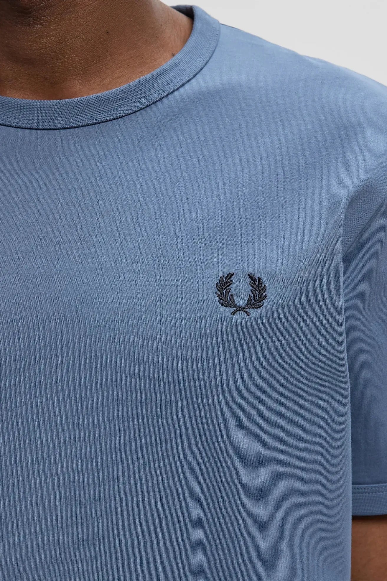 Fred Perry Camiseta Hombre Ringer M3519 Azul Claro Who killed Bambi?