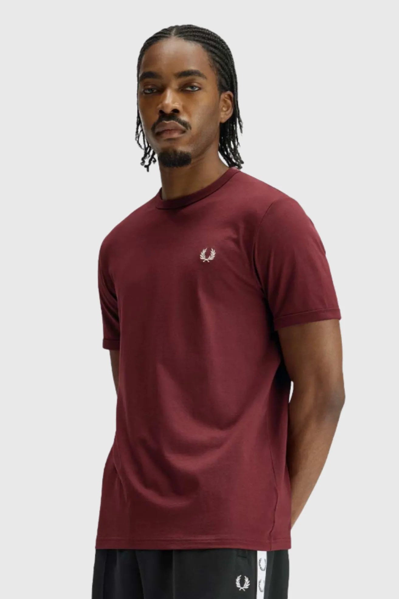 Fred Perry Camiseta Hombre Ringer M3519 Burdeos Who killed Bambi?