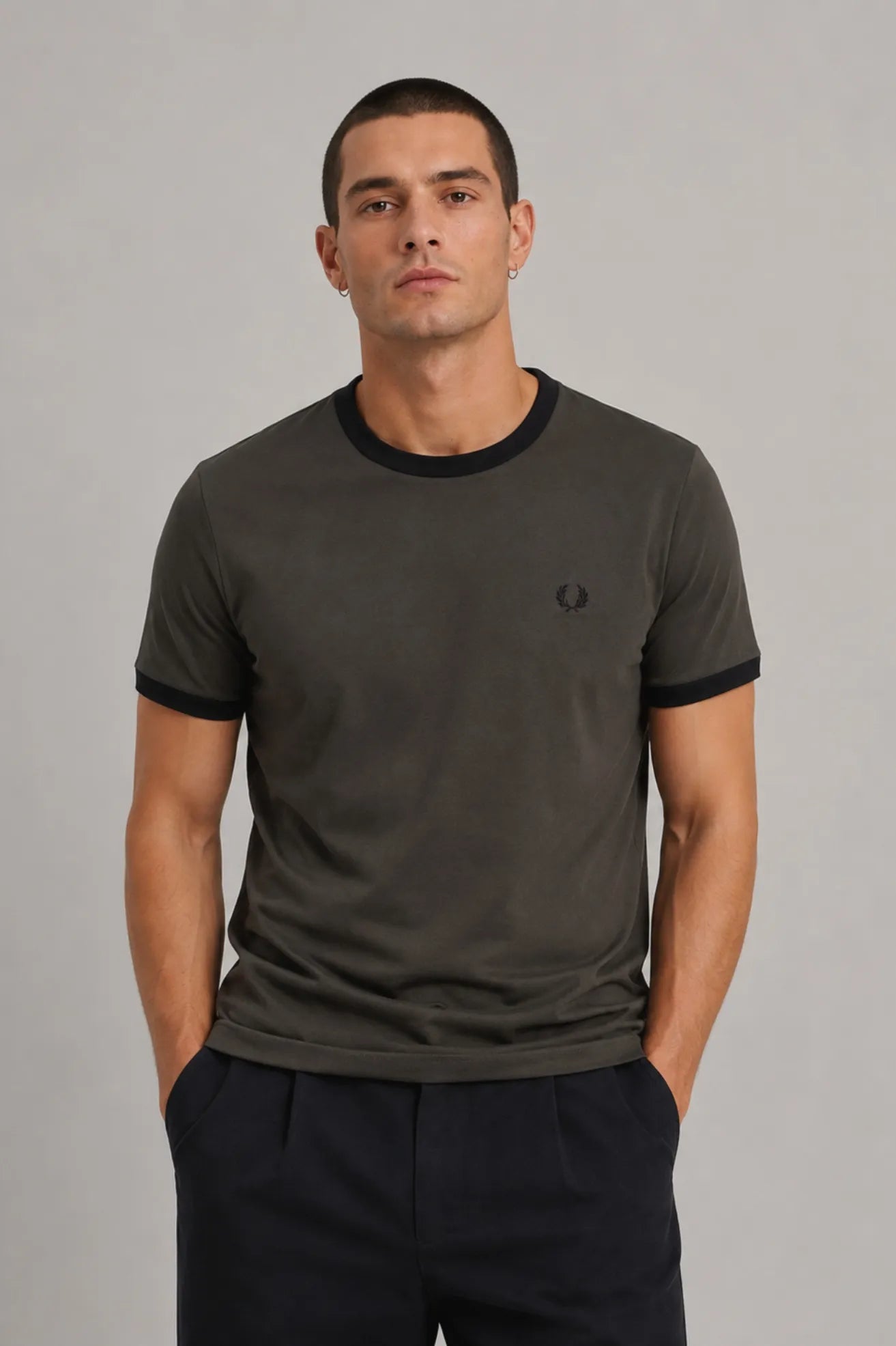 Fred Perry Camiseta Hombre Ringer M3519 Gris Who killed Bambi?