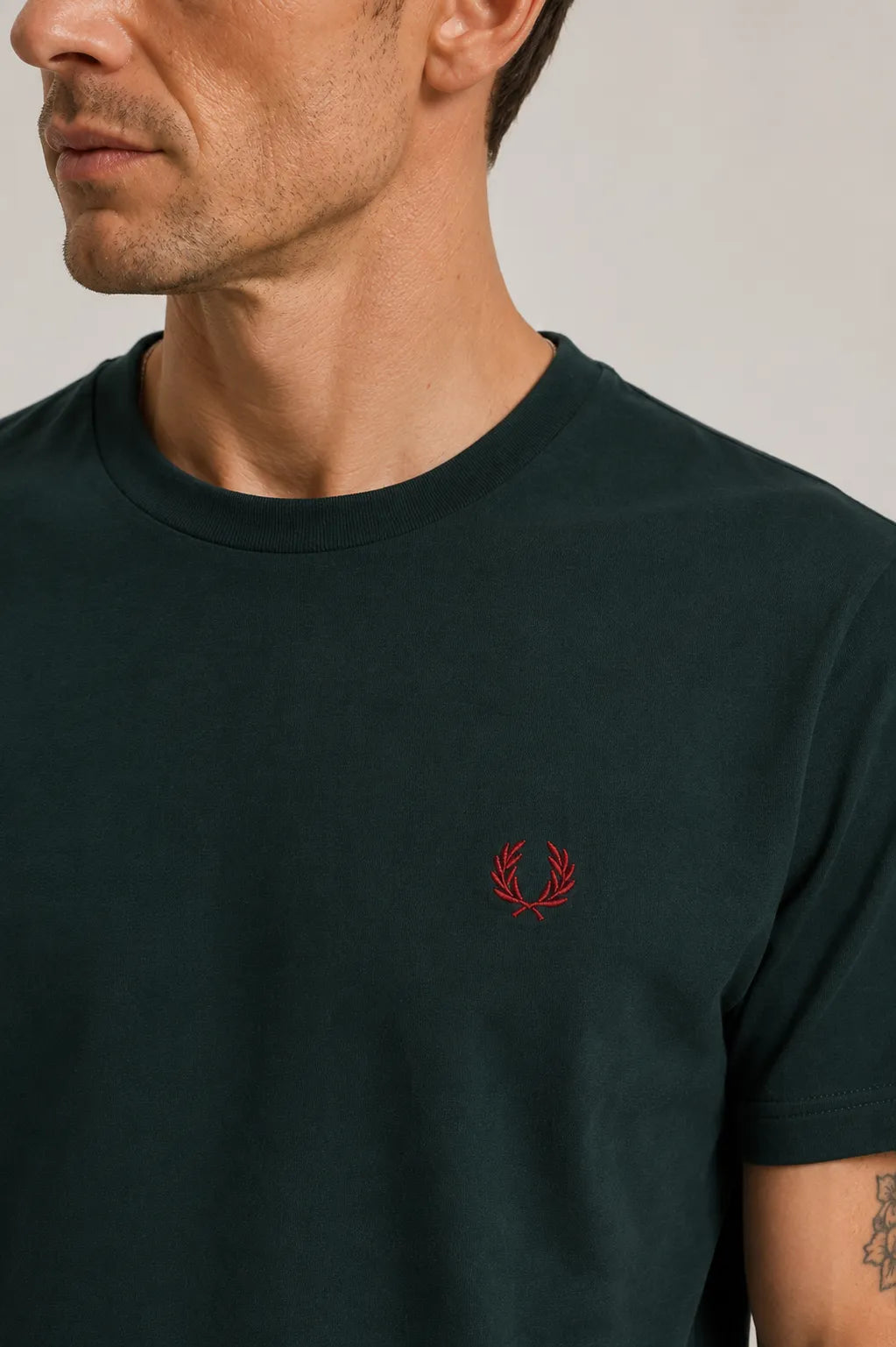 Fred Perry Camiseta Hombre Ringer M3519 Verde Who killed Bambi?
