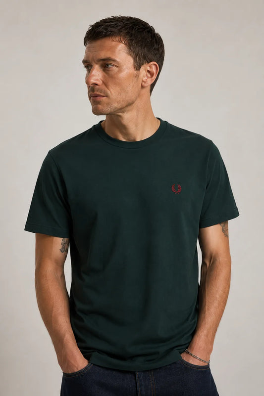 Fred Perry Camiseta Hombre Ringer M3519 Verde Who killed Bambi?
