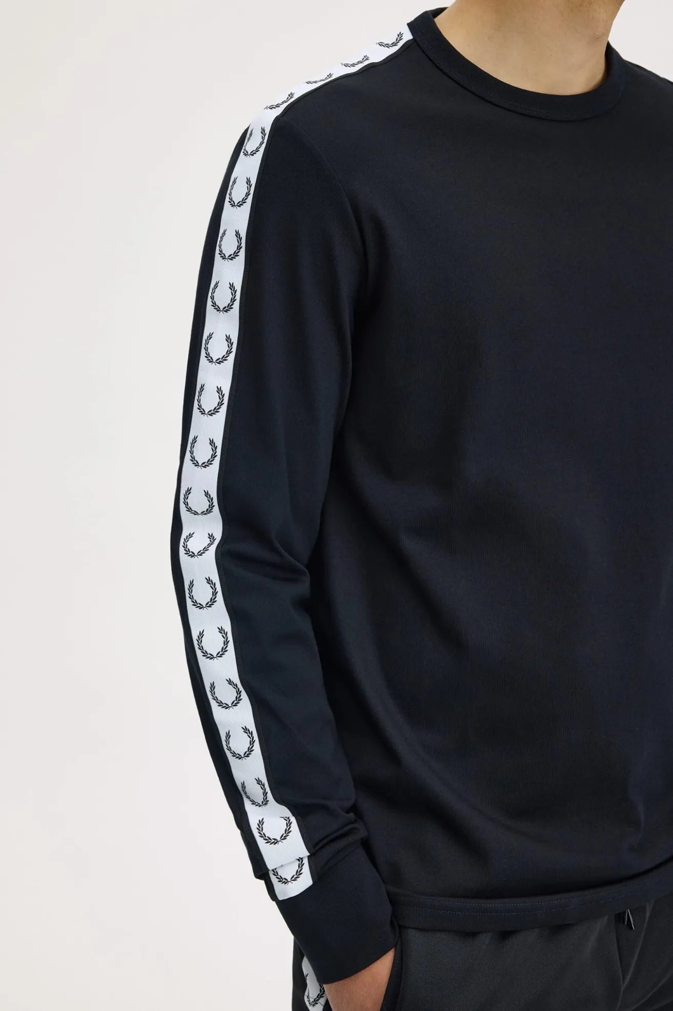 Fred Perry Camiseta de Manga Larga Ringer Negra Who killed Bambi?