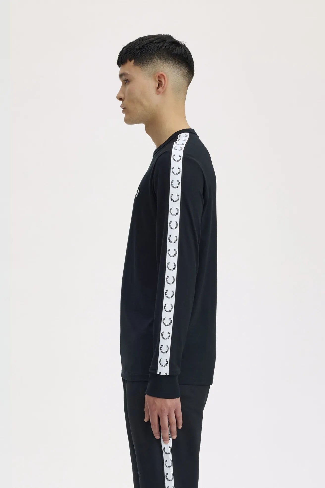 Fred Perry Camiseta de Manga Larga Ringer Negra Who killed Bambi?