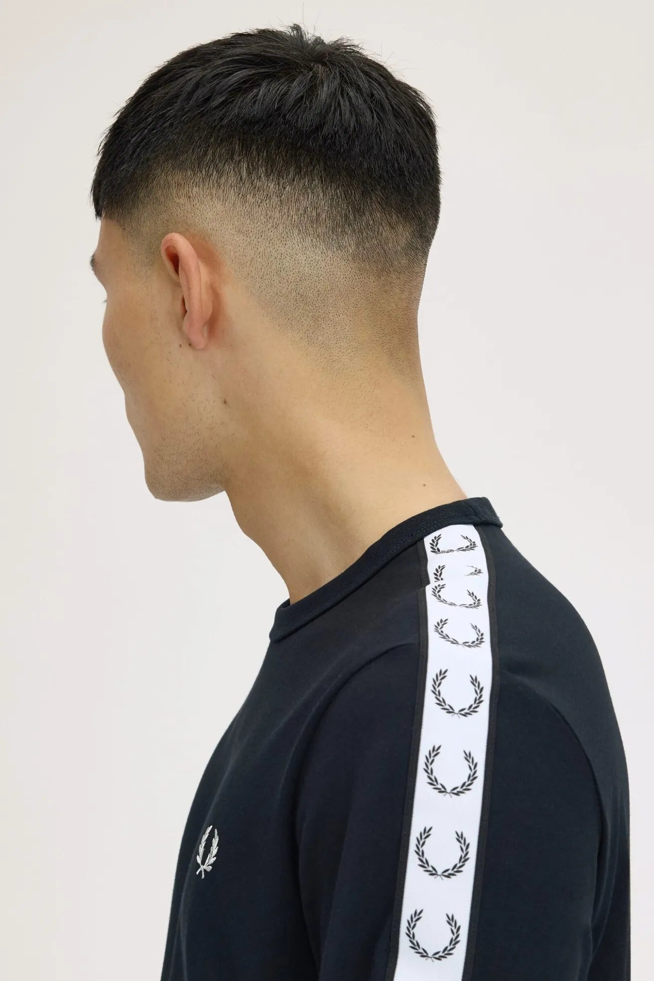 Fred Perry Camiseta de Manga Larga Ringer Negra Who killed Bambi?