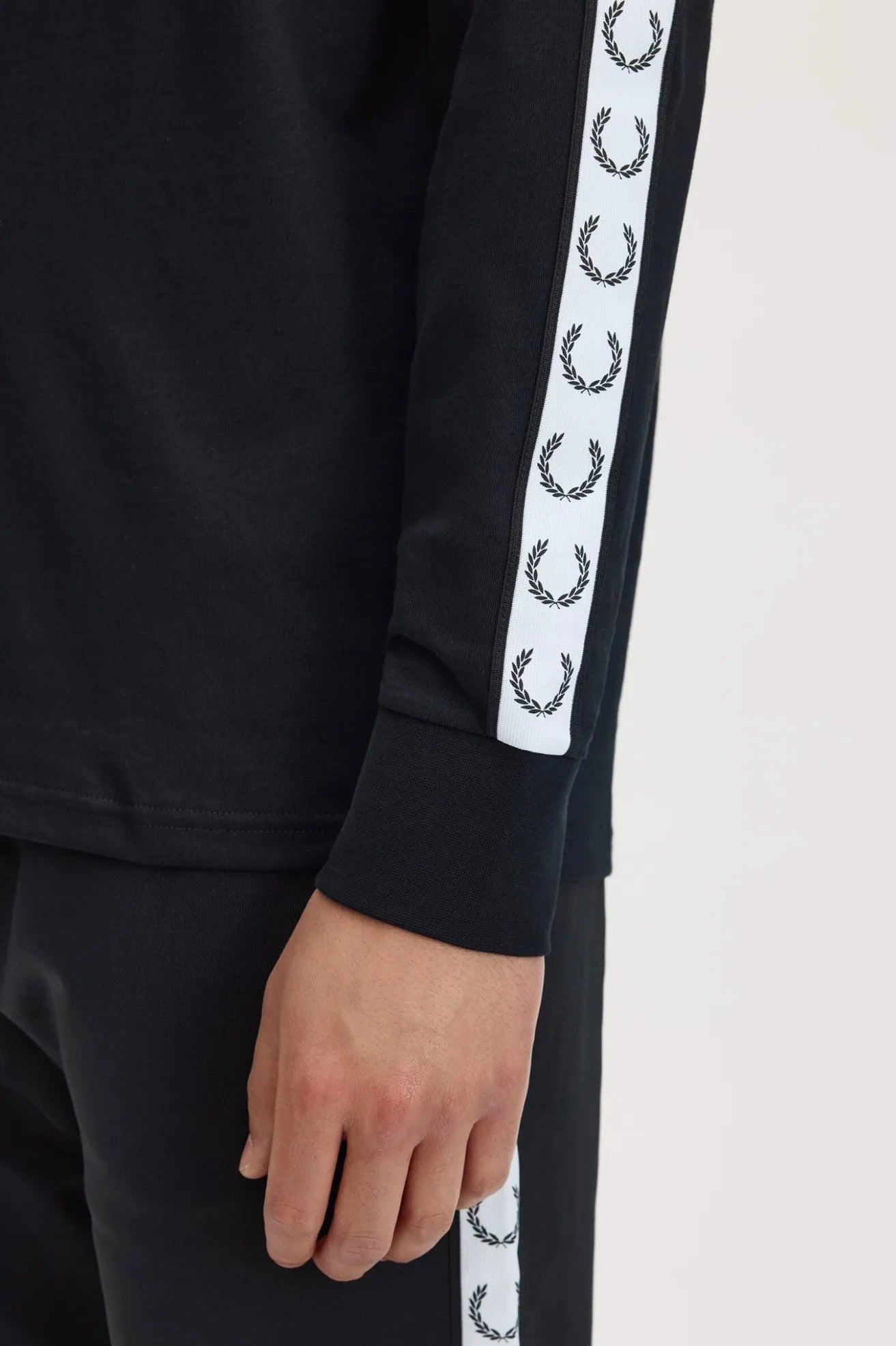 Fred Perry Camiseta de Manga Larga Ringer Negra Who killed Bambi?