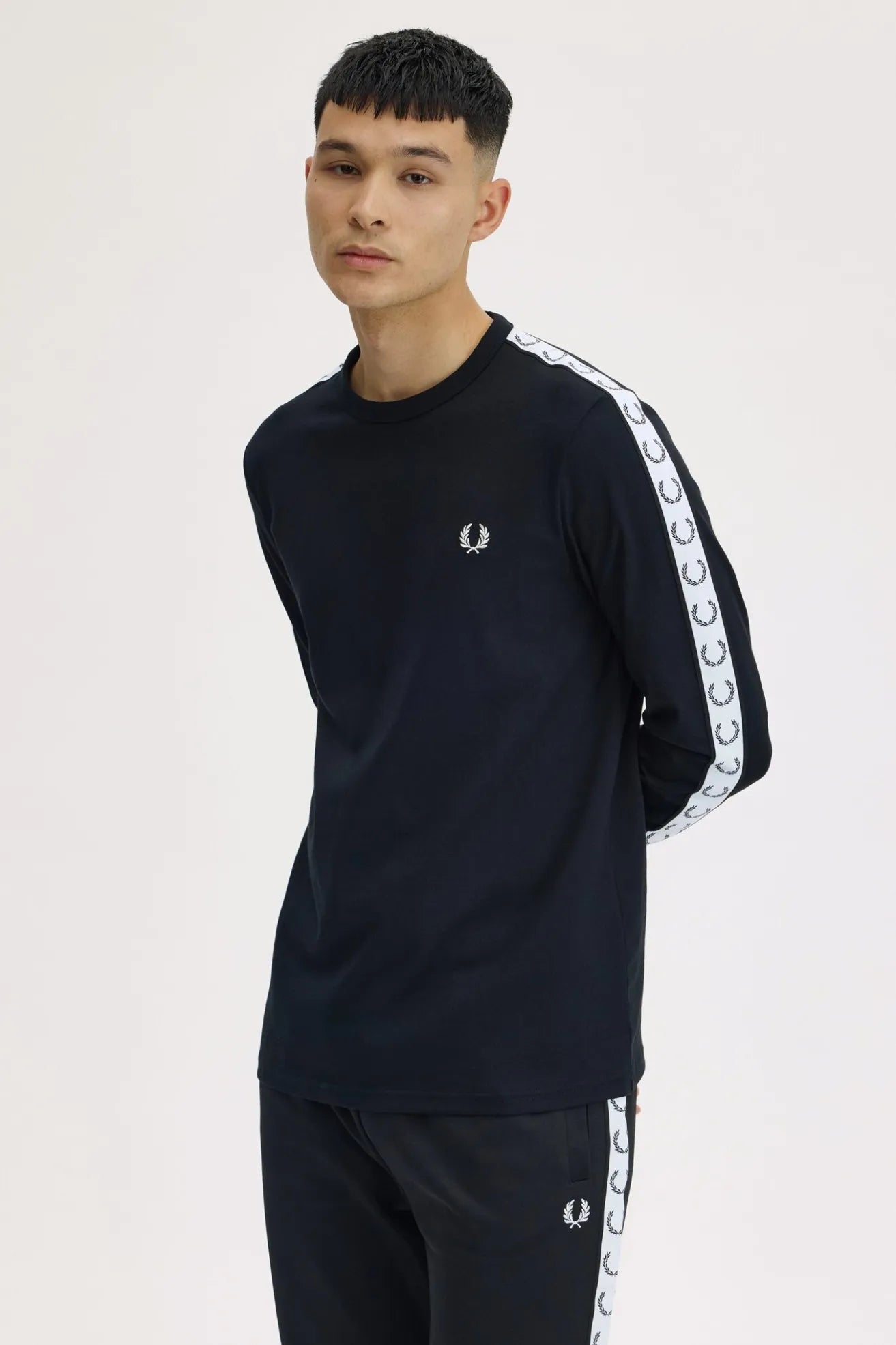 Fred Perry Camiseta de Manga Larga Ringer Negra Who killed Bambi?