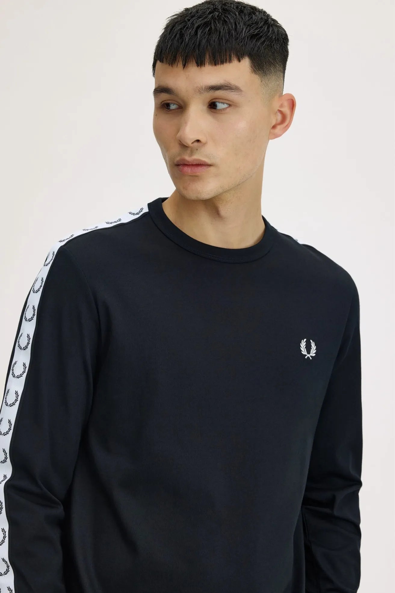 Fred Perry Camiseta de Manga Larga Ringer Negra Who killed Bambi?