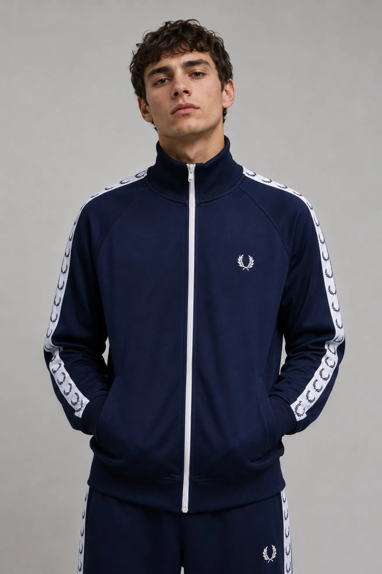 Fred Perry Chaqueta Chándal Hombre J4620 Cinta Azul Who killed Bambi?