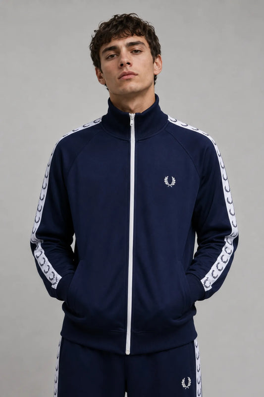 Fred Perry Chaqueta Chándal Hombre J4620 Cinta Azul Who killed Bambi?