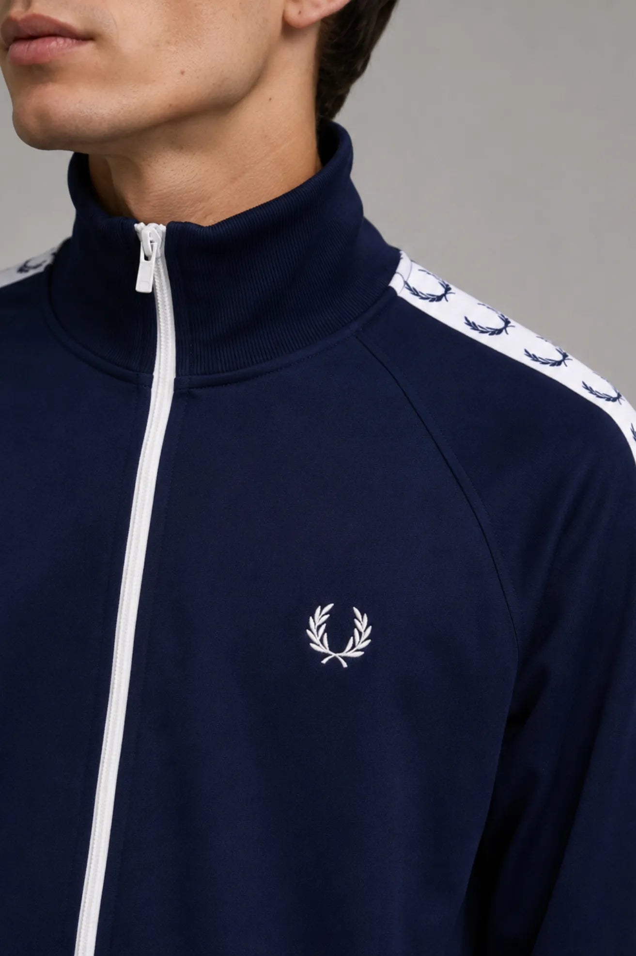 Fred Perry Chaqueta Chándal Hombre J4620 Cinta Azul Who killed Bambi?