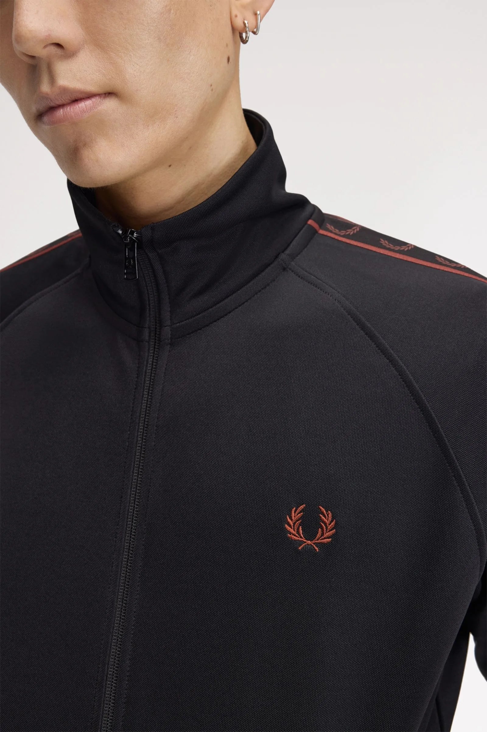 Fred Perry Chaqueta Chándal Hombre J5557 Cinta Negra 220 Who killed Bambi?