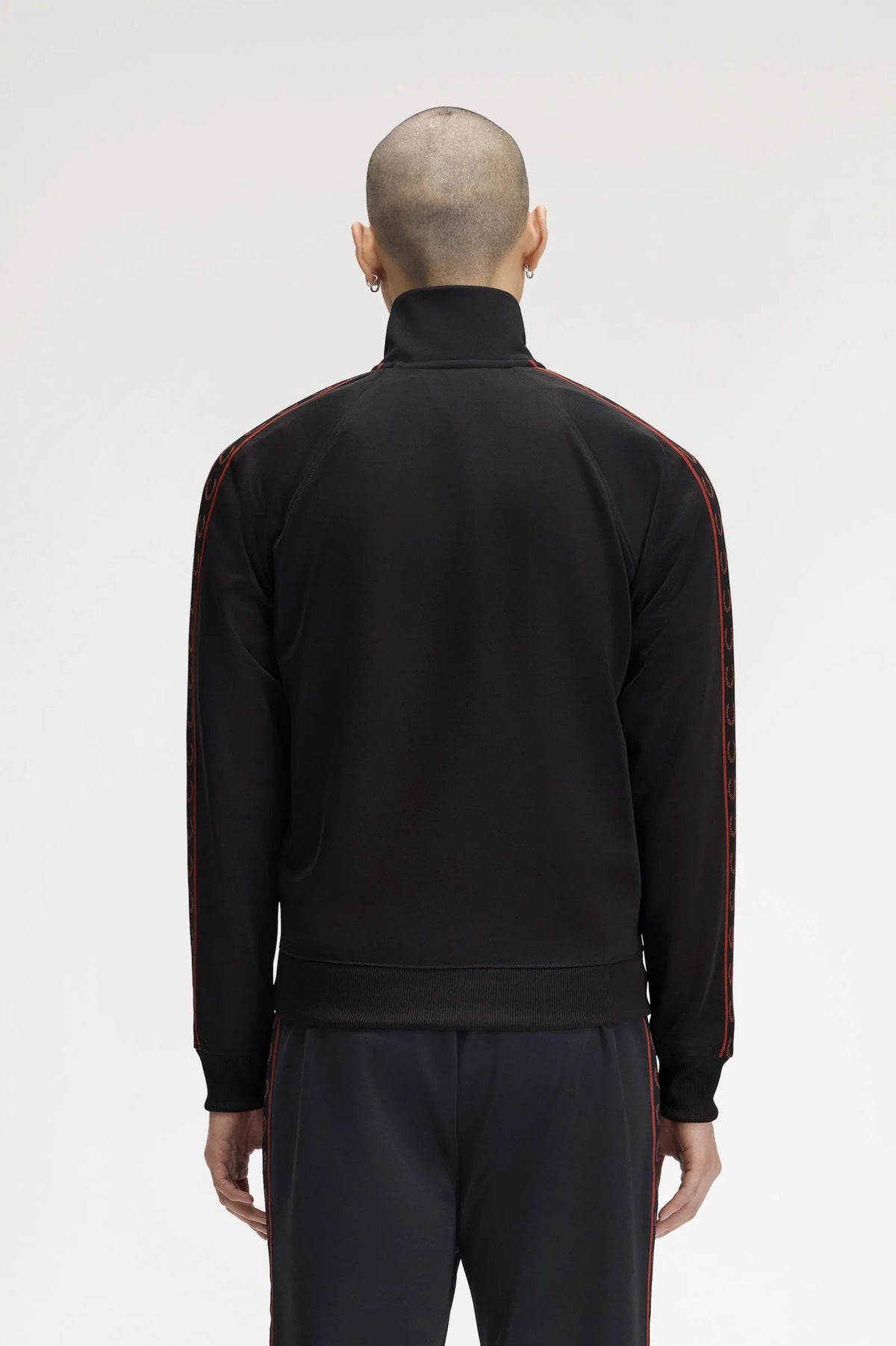 Fred Perry Chaqueta Chándal Hombre J5557 Cinta Negra 220 Who killed Bambi?