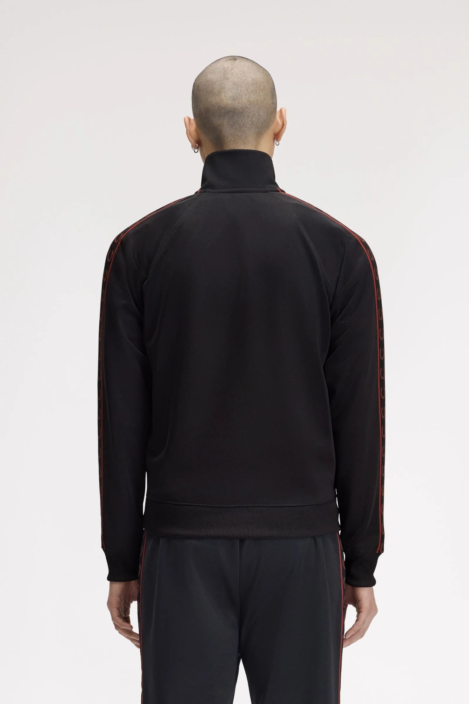 Fred Perry Chaqueta Chándal Hombre J5557 Cinta Negra 220 Who killed Bambi?