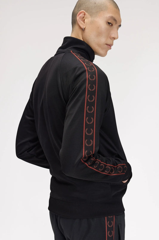 Fred Perry Chaqueta Chándal Hombre J5557 Cinta Negra 220 Who killed Bambi?