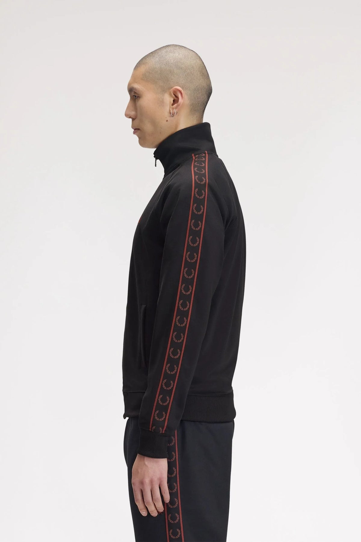 Fred Perry Chaqueta Chándal Hombre J5557 Cinta Negra 220 Who killed Bambi?