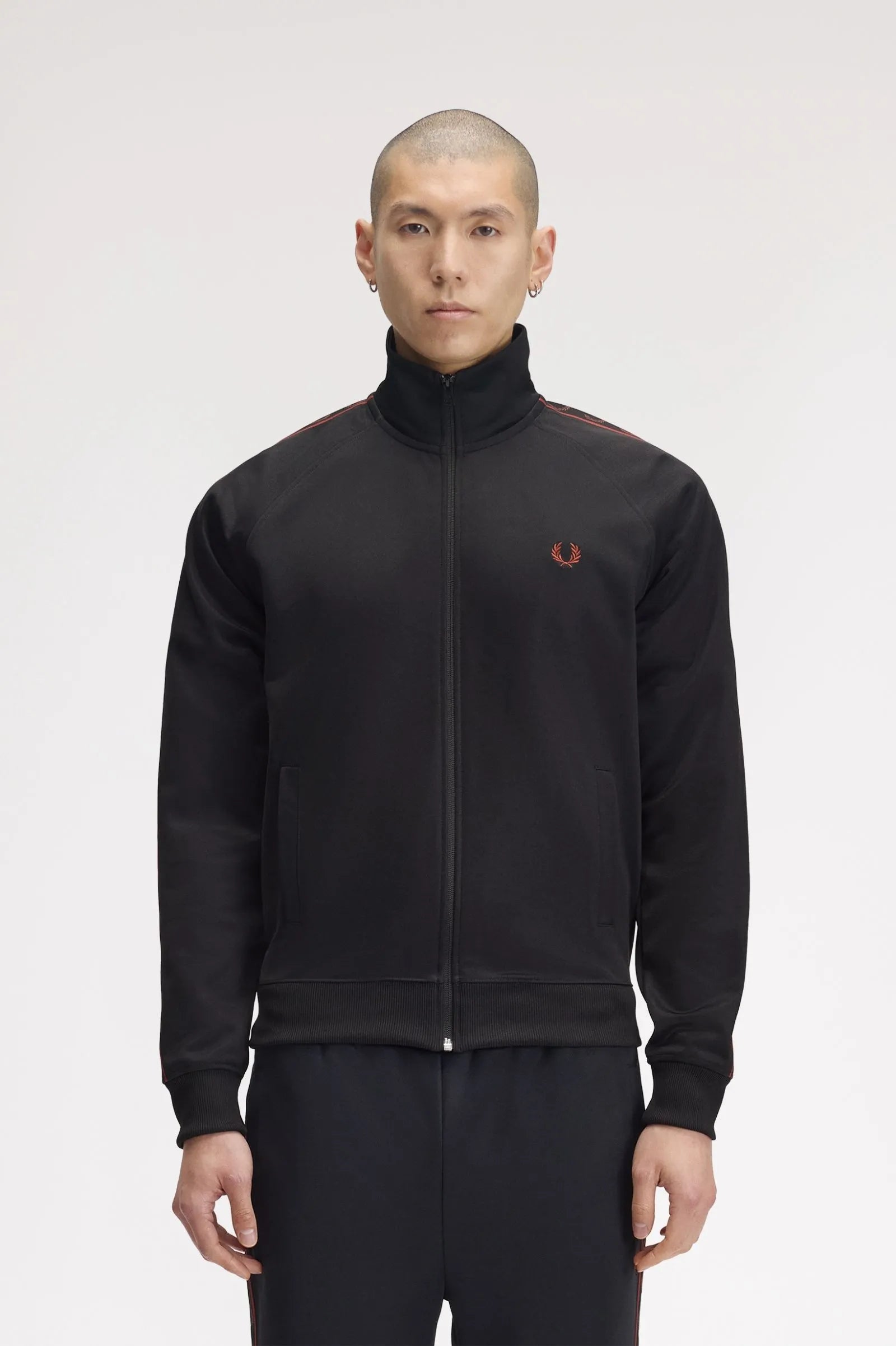 Fred Perry Chaqueta Chándal Hombre J5557 Cinta Negra 220 Who killed Bambi?