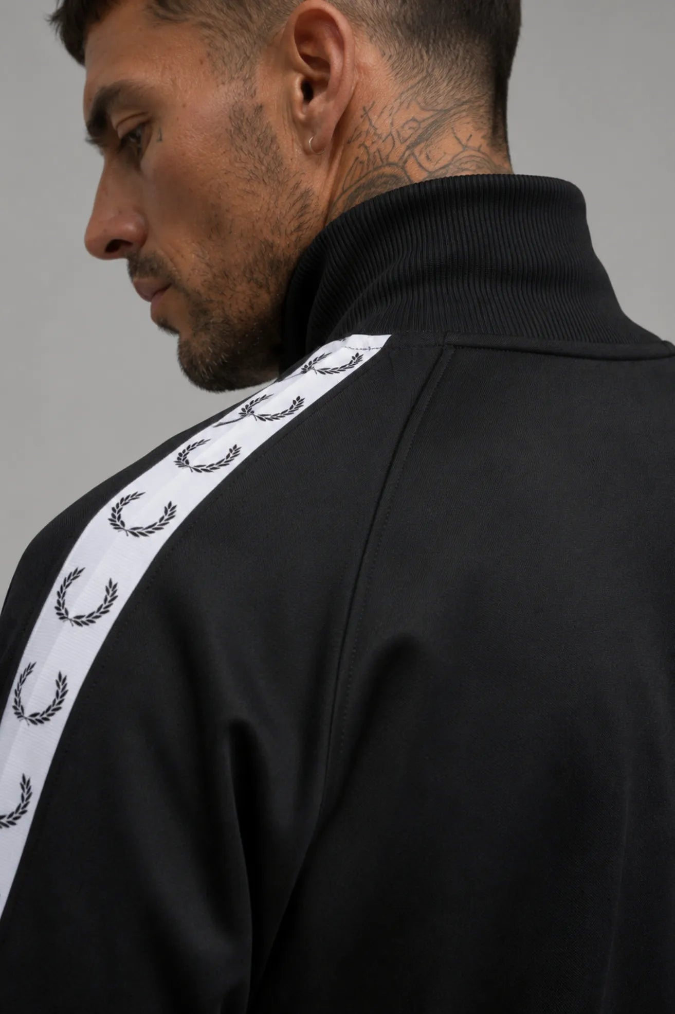 Fred Perry Chaqueta Hombre Chándal Cinta Negra Who killed Bambi?