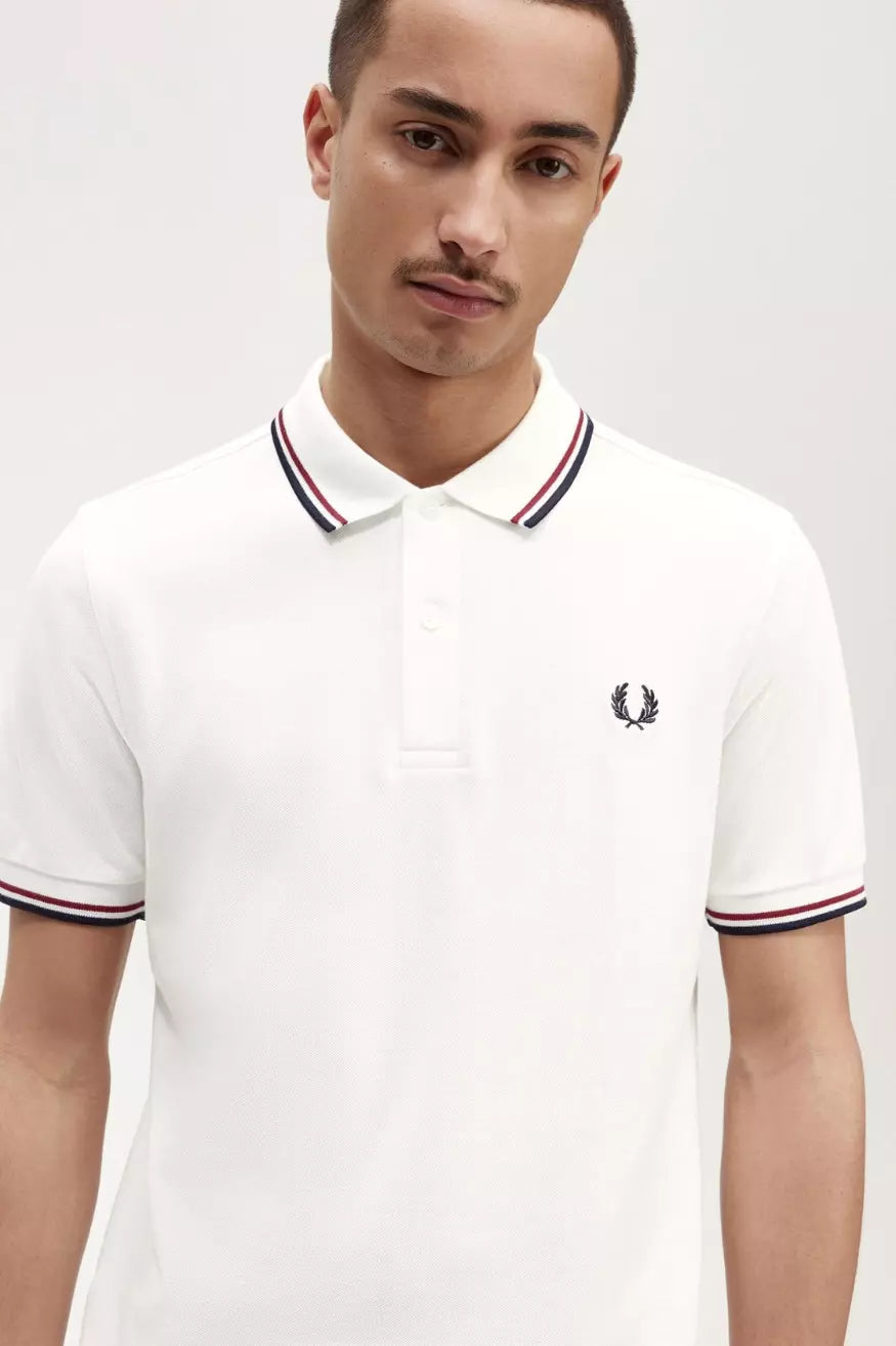 Fred Perry Polo Hombre Blanco Ribetes Rojos y Azules Who killed Bambi?