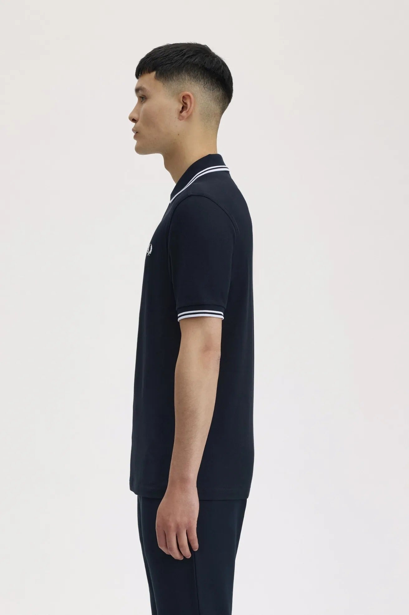 Fred Perry Polo Hombre M3600 Azul Ribetes Blancos Who killed Bambi?