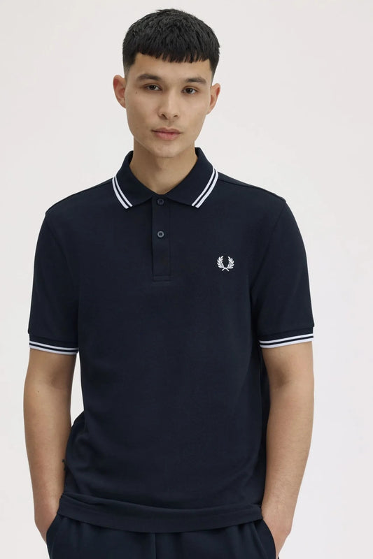 Fred Perry Polo Hombre M3600 Azul Ribetes Blancos Who killed Bambi?