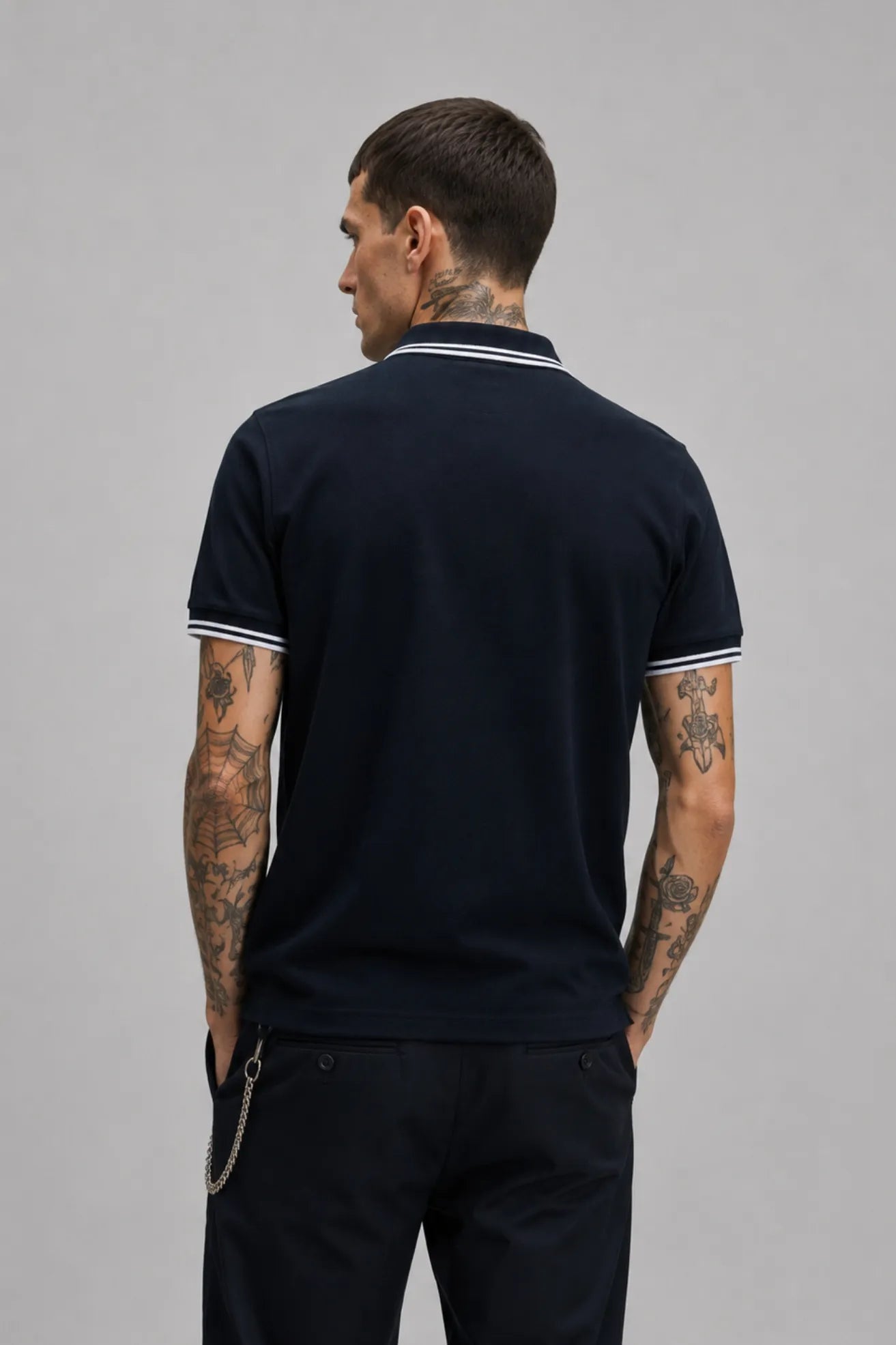 Fred Perry Polo Hombre M3600 Azul Ribetes Blancos Who killed Bambi?