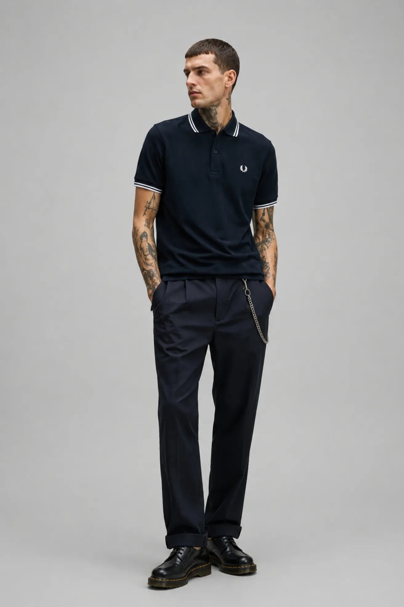 Fred Perry Polo Hombre M3600 Azul Ribetes Blancos Who killed Bambi?