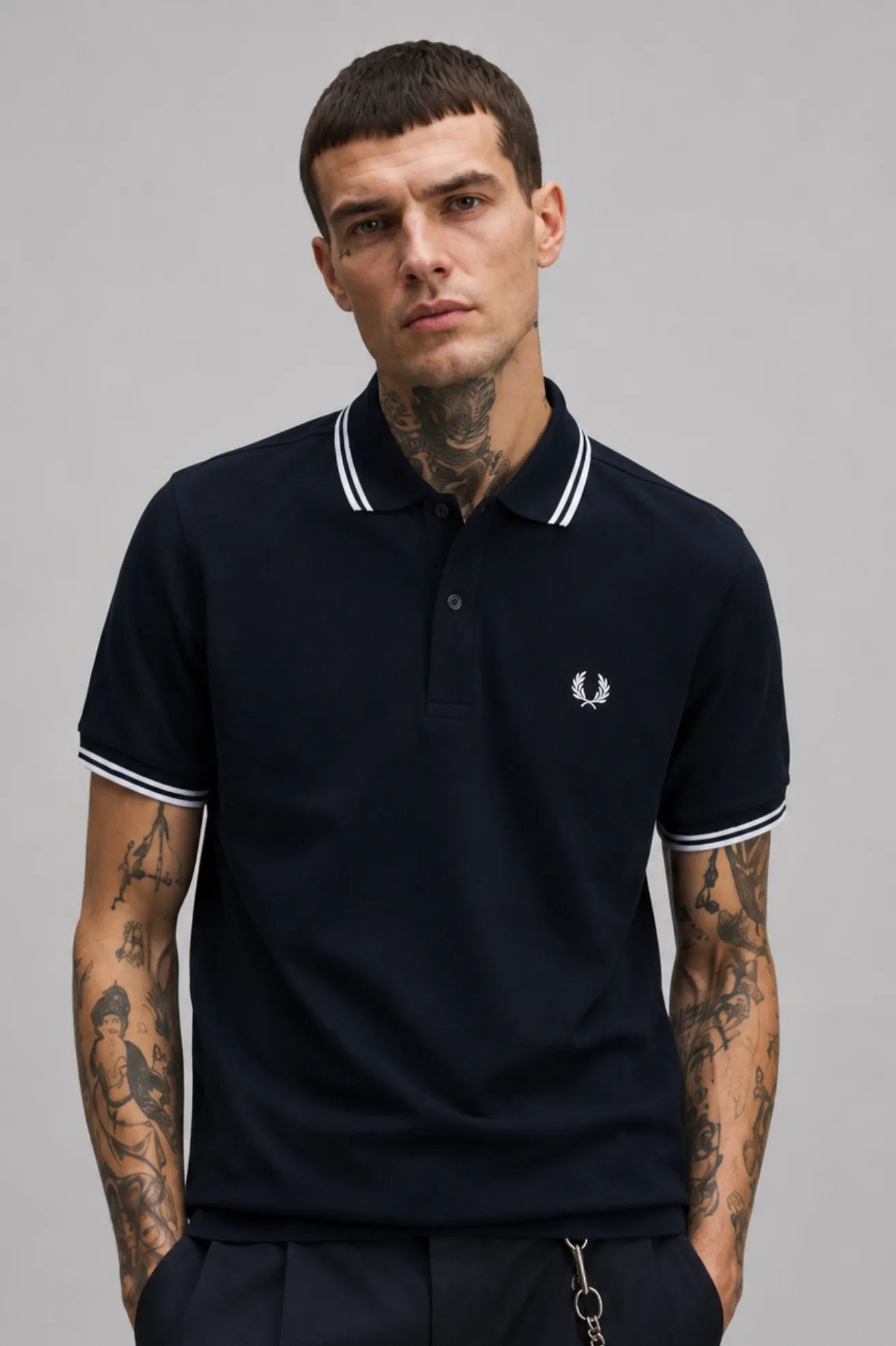 Fred Perry Polo Hombre M3600 Azul Ribetes Blancos Who killed Bambi?