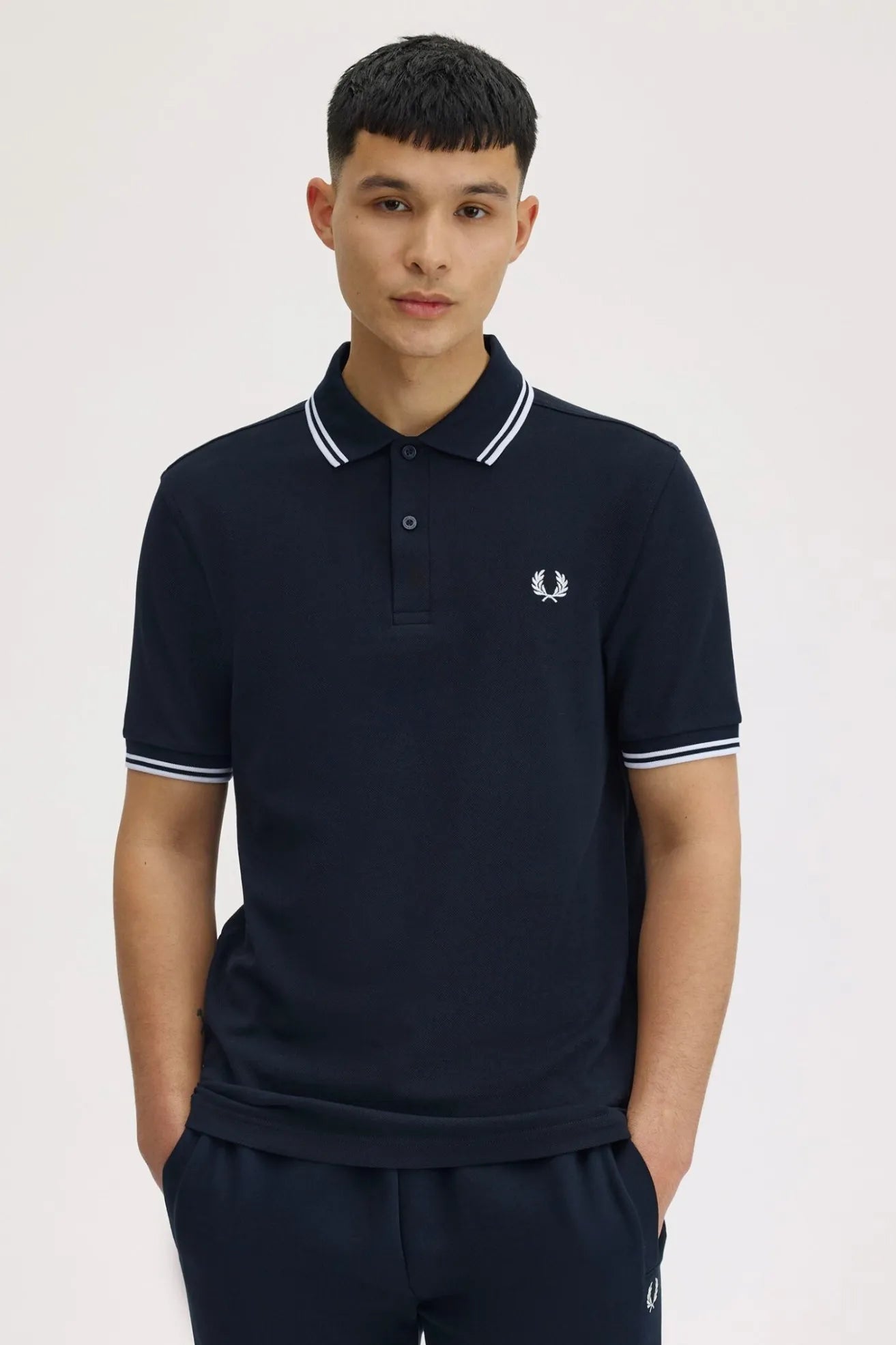 Fred Perry Polo Hombre M3600 Azul Ribetes Blancos Who killed Bambi?