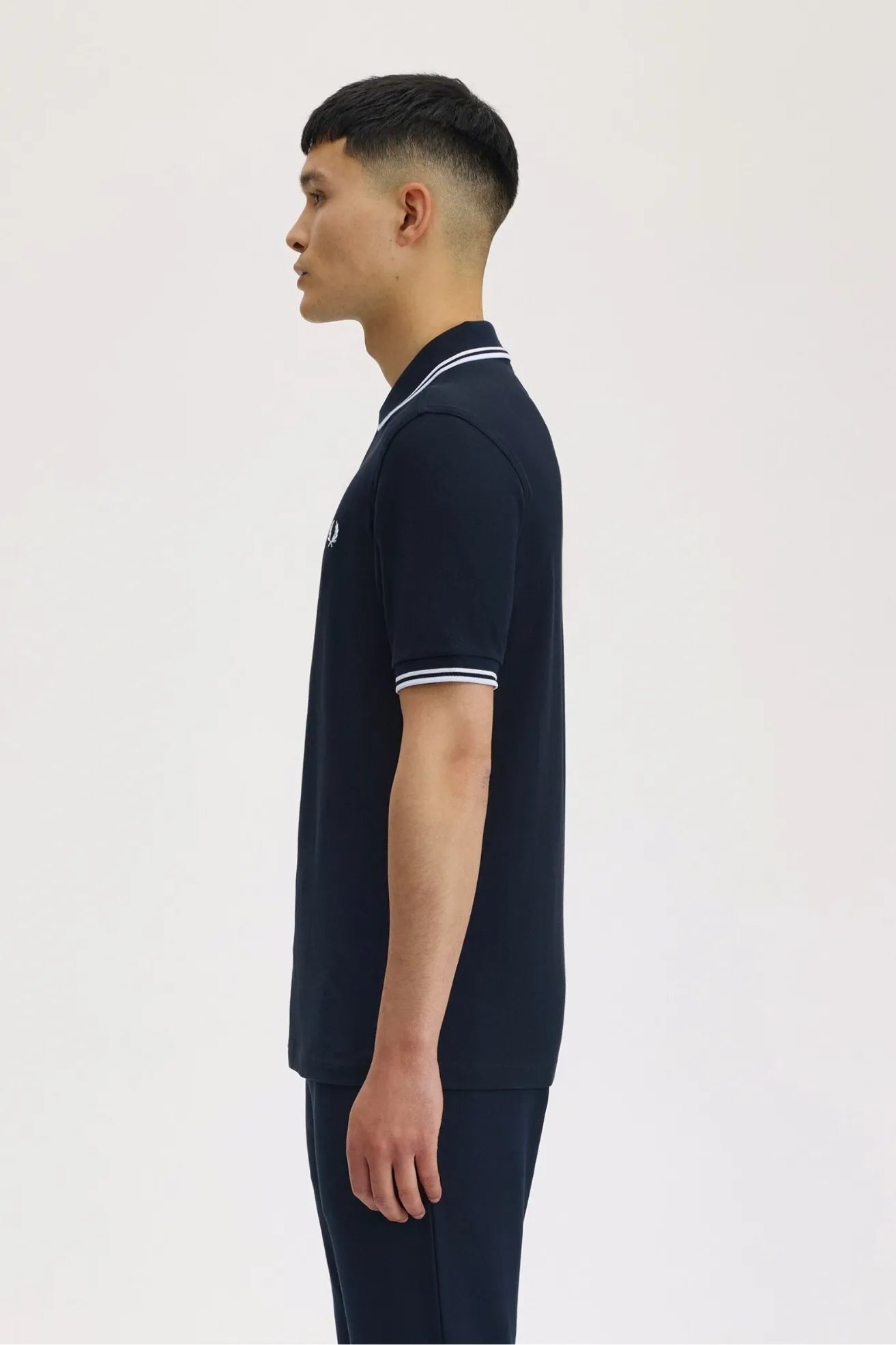 Fred Perry Polo Hombre M3600 Azul Ribetes Blancos Who killed Bambi?