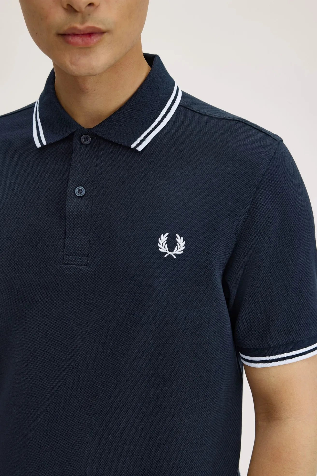 Fred Perry Polo Hombre M3600 Azul Ribetes Blancos Who killed Bambi?