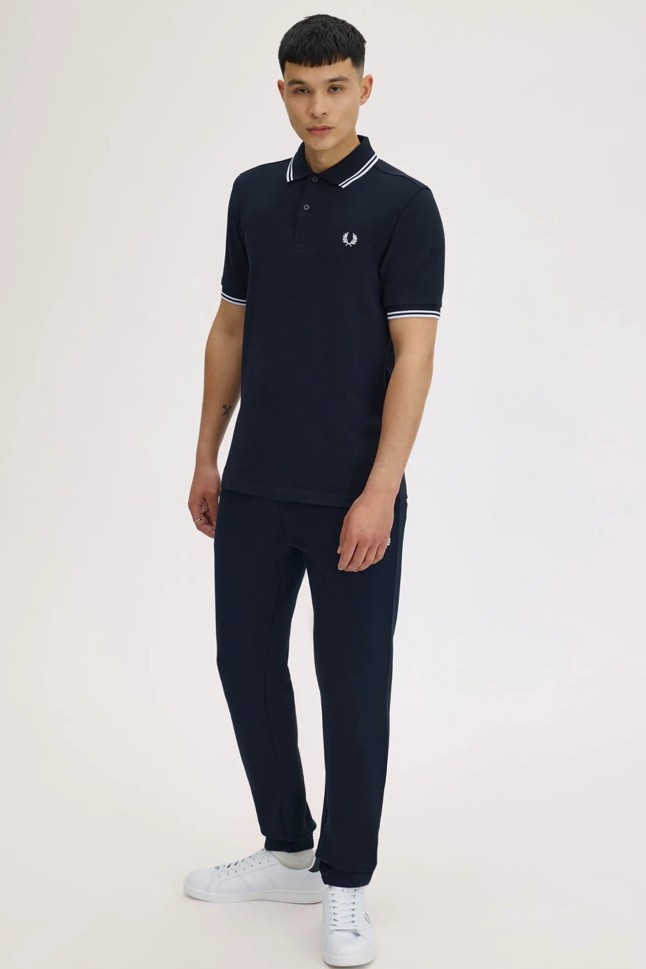 Fred Perry Polo Hombre M3600 Azul Ribetes Blancos Who killed Bambi?