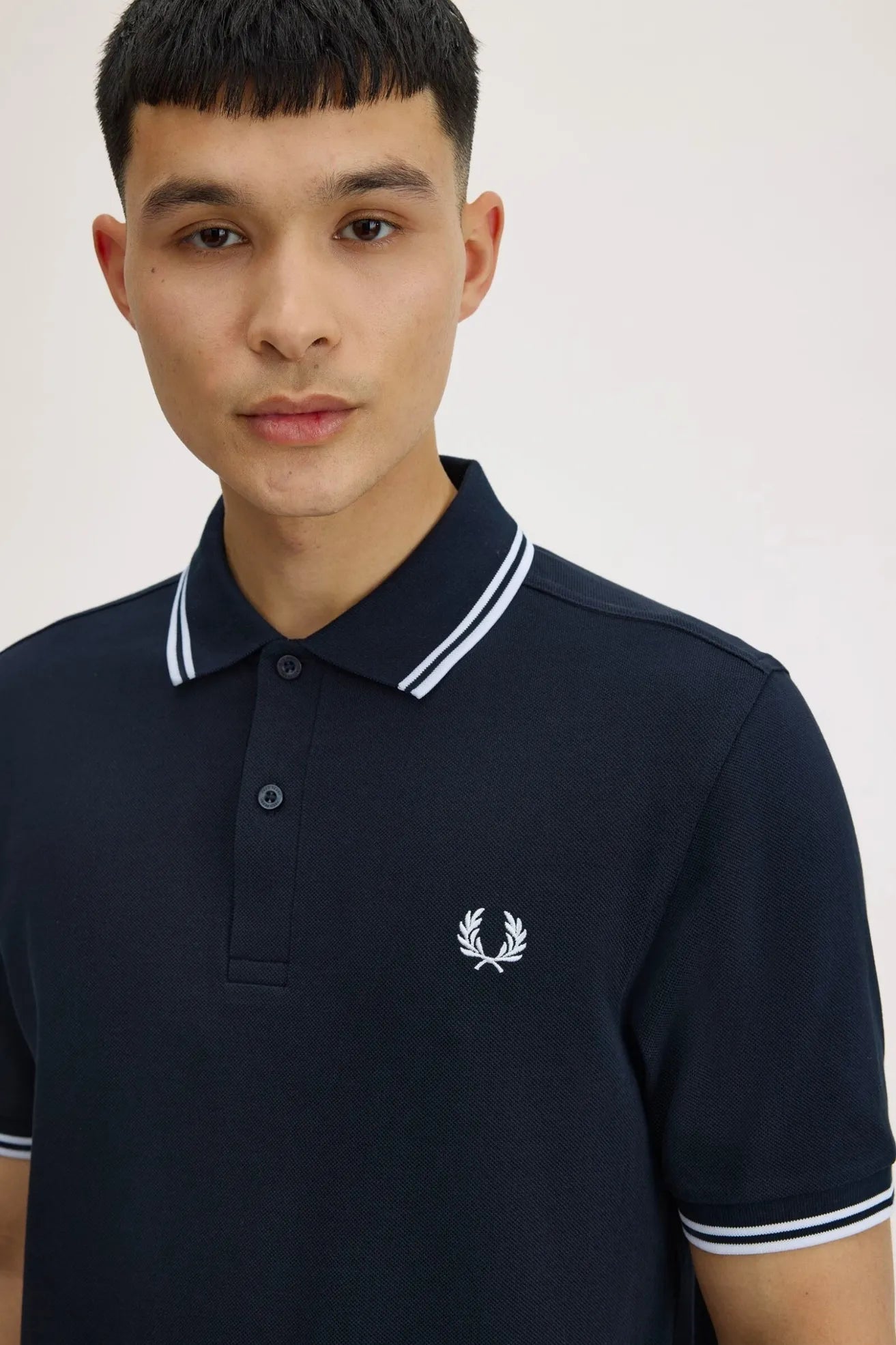 Fred Perry Polo Hombre M3600 Azul Ribetes Blancos Who killed Bambi?