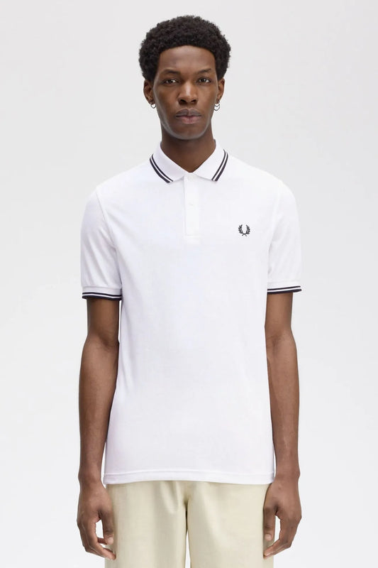 Fred Perry Polo Hombre M3600 Blanco Ribetes Negros Who killed Bambi?