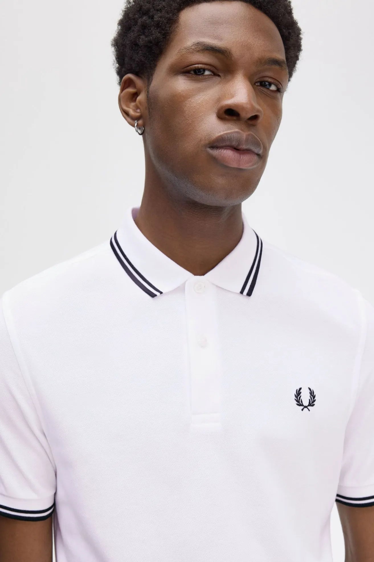 Fred Perry Polo Hombre M3600 Blanco Ribetes Negros Who killed Bambi?