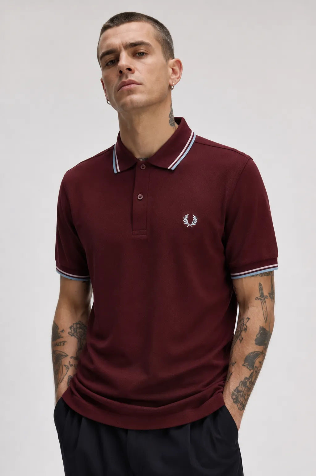 Fred Perry Polo Hombre M3600 Burdeos 83C Who killed Bambi?