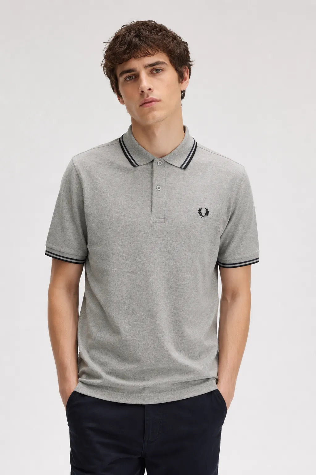Fred Perry Polo Hombre M3600 Gris 88C Who killed Bambi?