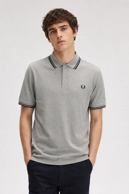 Fred Perry Polo Hombre M3600 Gris 88C Who killed Bambi?