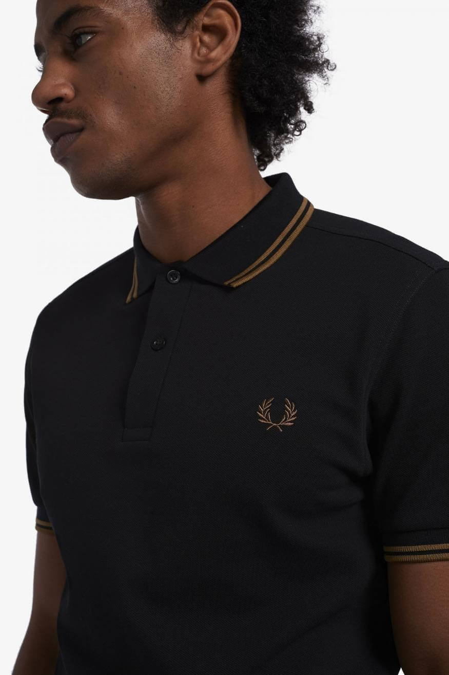 Fred Perry Polo Hombre M3600 Negro / Marrón Who Killed Bambi?