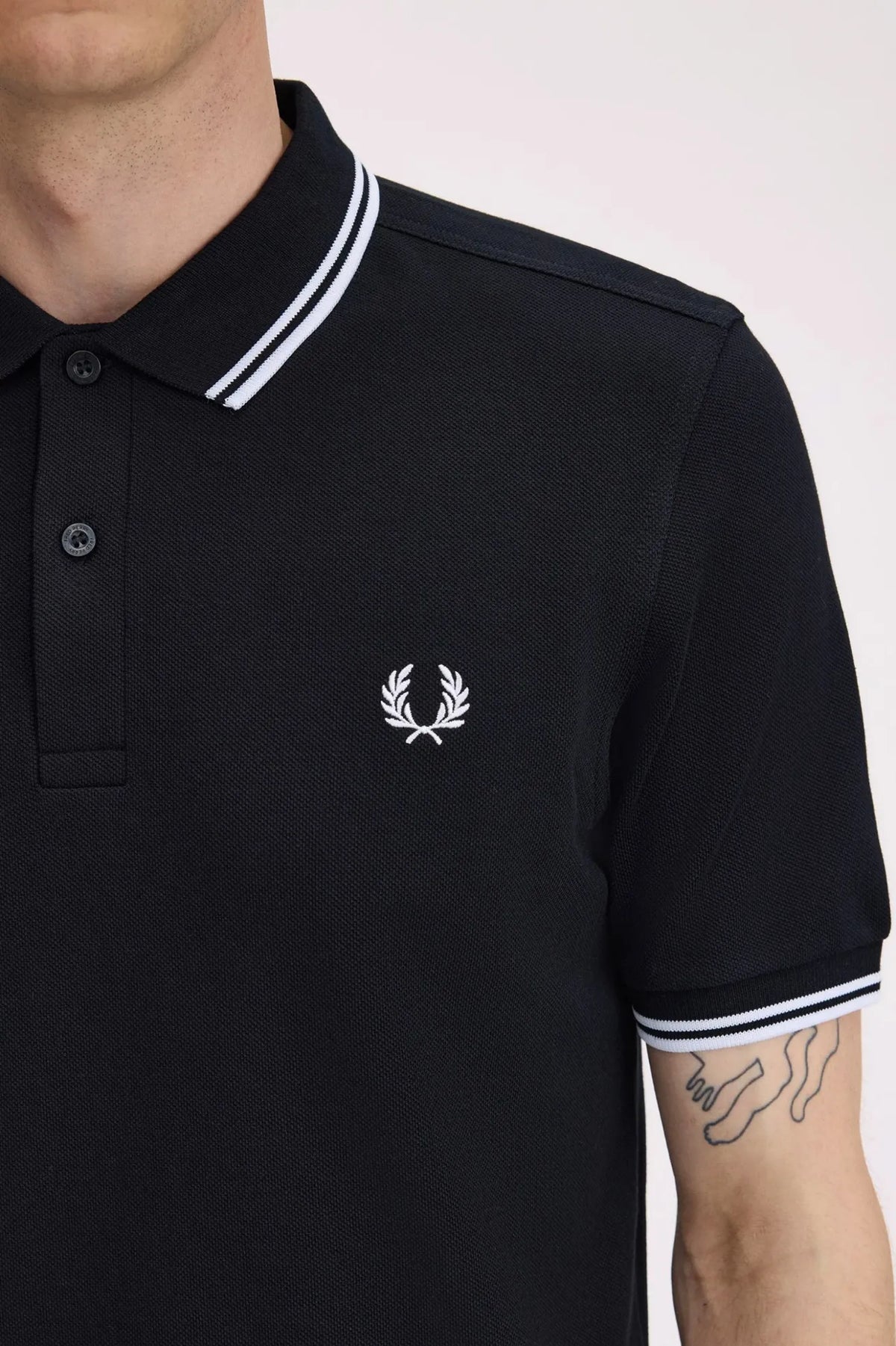Fred Perry Polo Hombre M3600 Negro Ribetes Blancos Who killed Bambi?