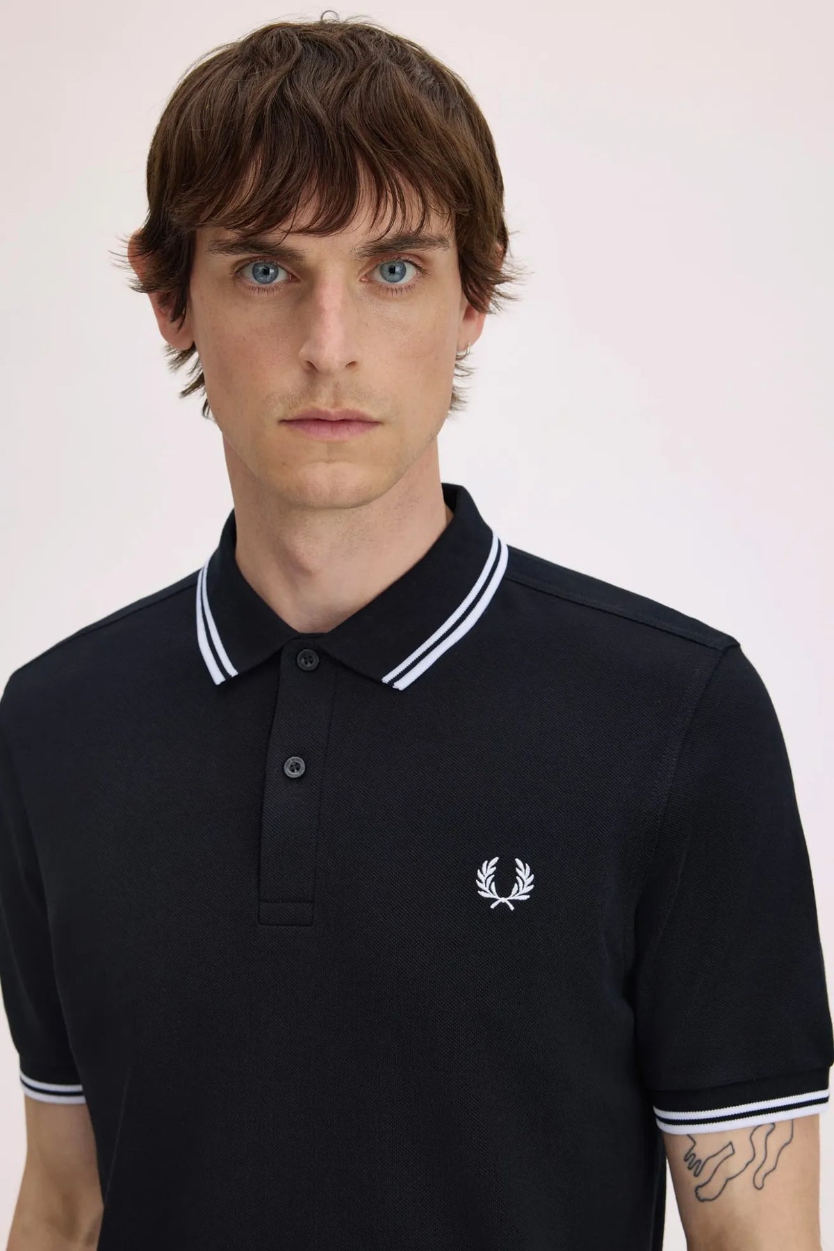 Fred Perry Polo Hombre M3600 Negro Ribetes Blancos Who killed Bambi?